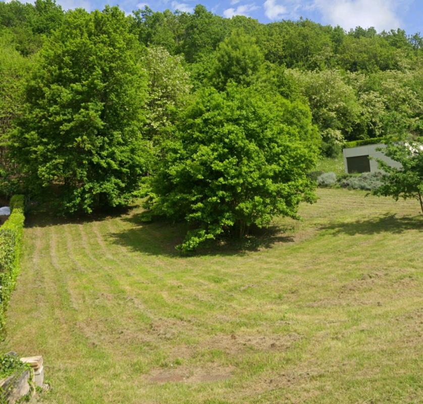 Terrain à Sarlat de 1000 m² situé dans un lotissement très agréable et calme.
