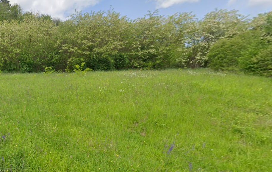 Terrain à Sarlat de 1200 m² situé dans un environnement calme et verdoyant.